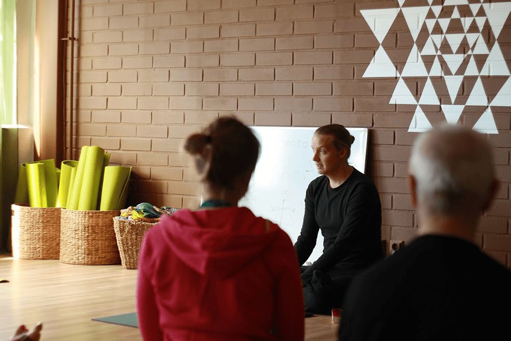 Miska Käppi teaching a group